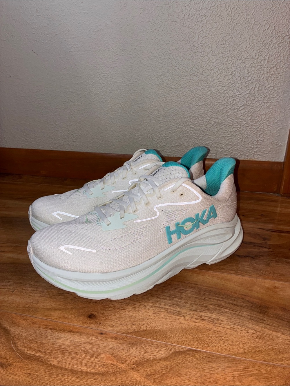 Hoka Women’s Clifton 10  Running Athletic Shoe Sneakers, white/blue - size 11 D